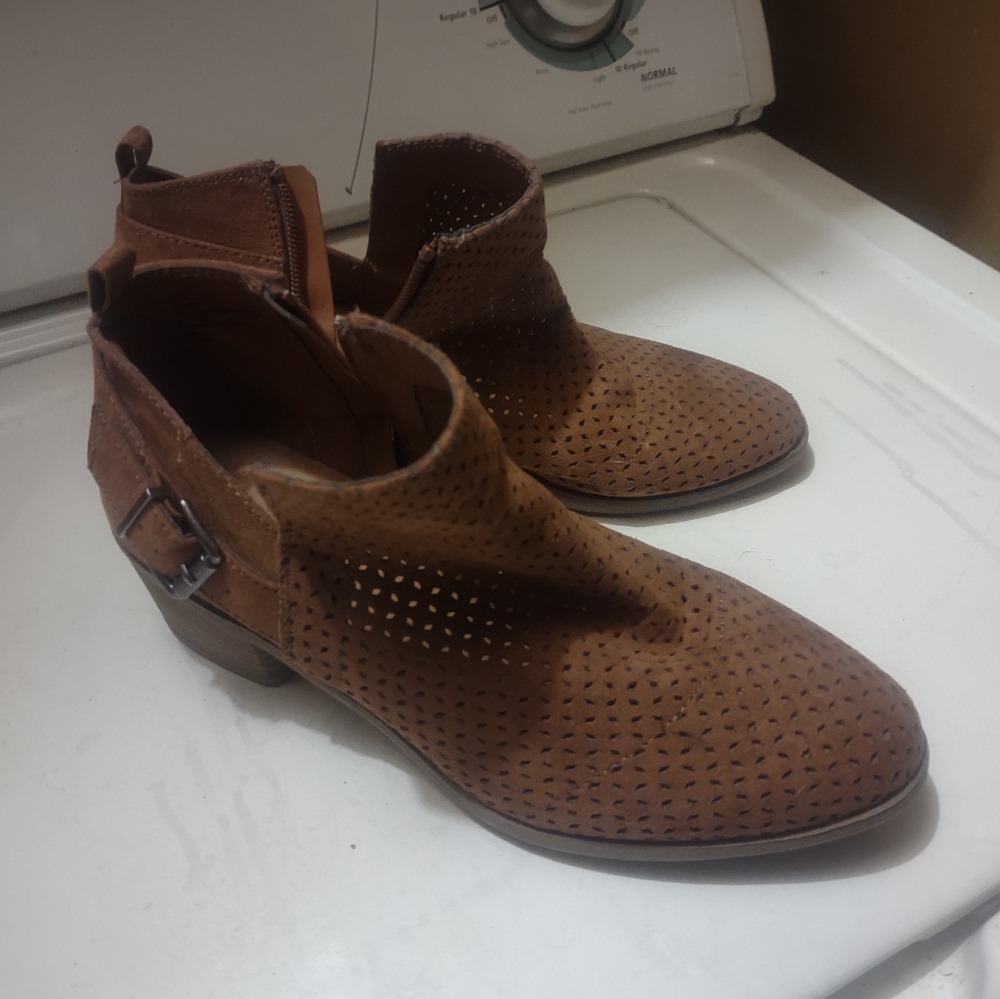 Universal threads tan faux‎ suede ankle boots size 8.5